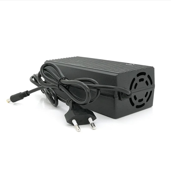 Зарядний пристрій 12.6V 5A для акумуляторів Li-ion 12V 3S штекер 5.5х2.5мм з індикацією